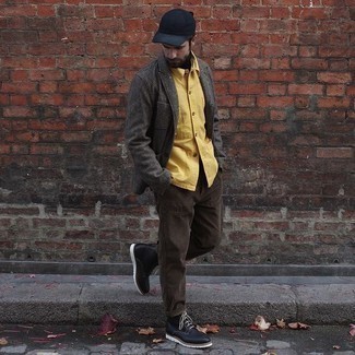 Какие водолазки носить с темно-коричневым пиджаком мужчине