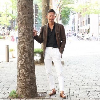 Как носить темно-коричневый пиджак с белыми брюками чинос