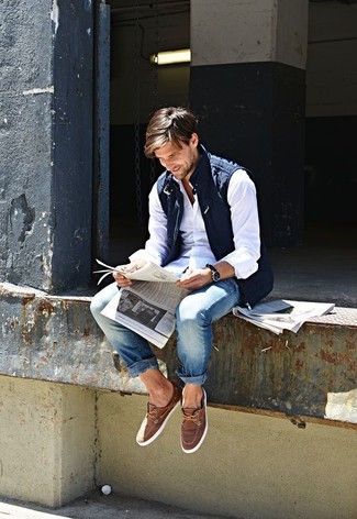 Какие джинсы носить с темно-коричневыми топсайдерами