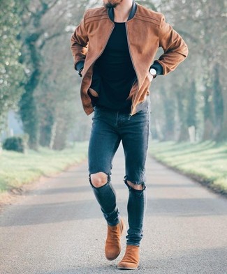 Как носить темно-коричневый бомбер с синими рваными джинсами мужчине