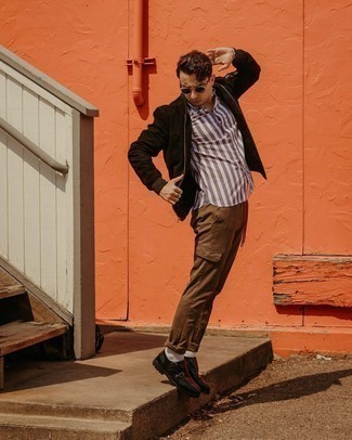 Какие брюки карго носить с темно-коричневым бомбером