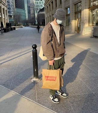 Какие брюки карго носить с темно-коричневым бомбером