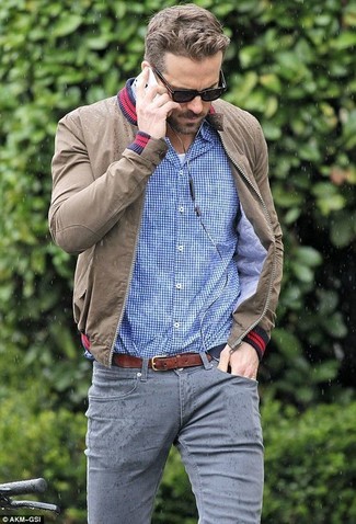 Как носить темно-коричневый бомбер с темно-серыми брюками чинос