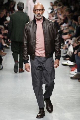 Как носить темно-коричневый бомбер с темно-серыми брюками чинос