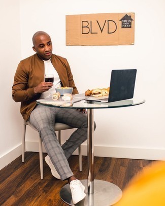 Как носить темно-коричневый бомбер с темно-серыми брюками чинос