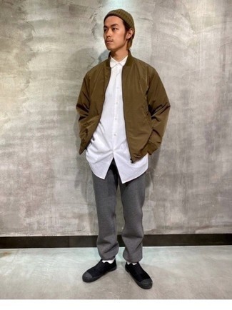 Как носить темно-коричневый бомбер с темно-серыми брюками чинос