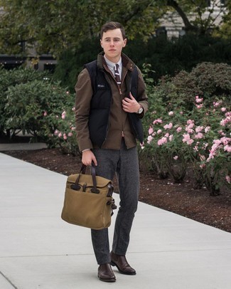 Какие ботинки челси носить с темно-коричневым бомбером мужчине