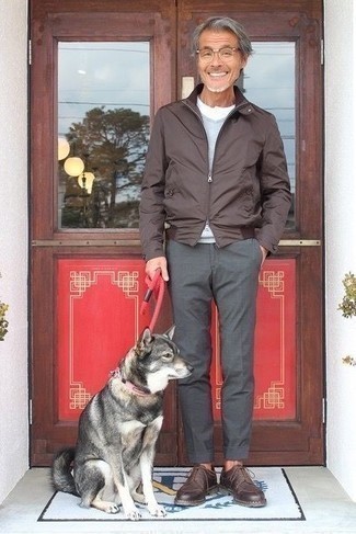 Какие брюки чинос носить с темно-коричневым бомбером