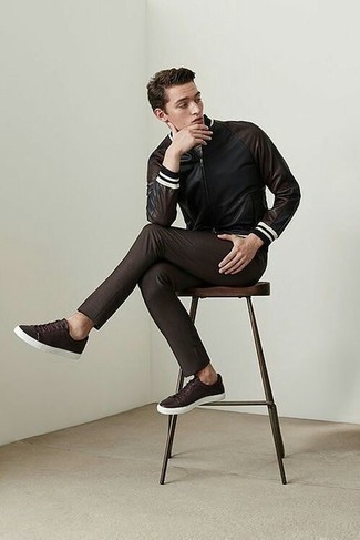 Какие брюки чинос носить с темно-коричневым бомбером