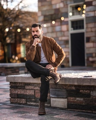 Какие брюки чинос носить с темно-коричневым бомбером