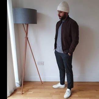 Какие свитера с круглым вырезом носить с темно-коричневым бомбером мужчине