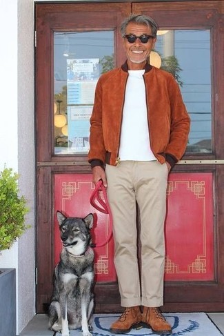 Какие высокие кеды носить с темно-коричневым бомбером мужчине