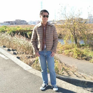 Как носить темно-коричневый бомбер с голубыми джинсами мужчине