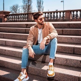 Как носить темно-коричневый бомбер с голубыми джинсами мужчине