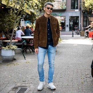 Как носить темно-коричневый бомбер с голубыми джинсами мужчине