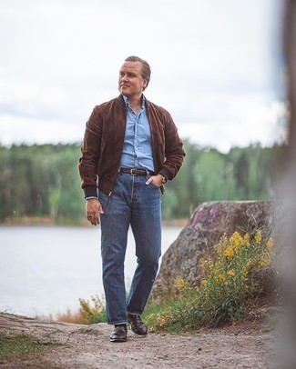 Какие лоферы носить с темно-коричневым бомбером мужчине