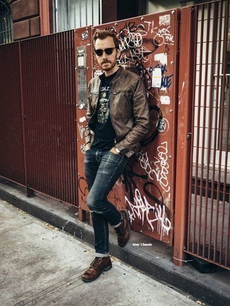 Как носить темно-коричневый бомбер с темно-синими джинсами мужчине
