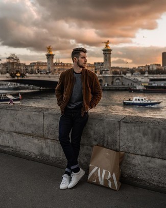 Как носить темно-коричневый бомбер с темно-синими джинсами мужчине