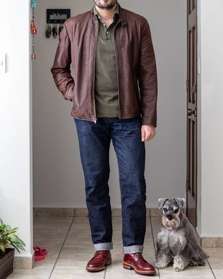 Как носить темно-коричневый бомбер с темно-синими джинсами мужчине
