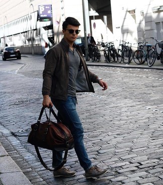 Как носить темно-коричневый бомбер с темно-синими джинсами мужчине