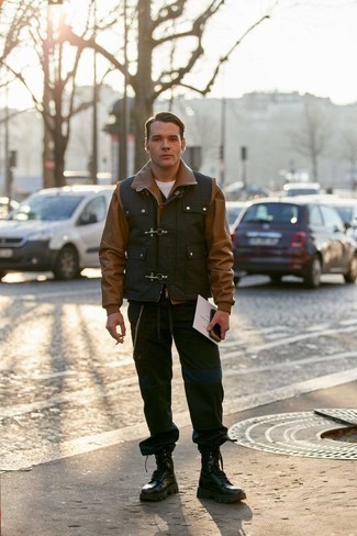 Какие рабочие ботинки носить с темно-коричневым бомбером мужчине