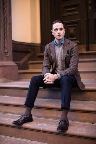 Какие вязаные свитера носить с темно-коричневыми брогами