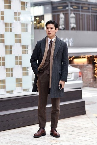 Какие костюмы носить с темно-коричневыми брогами