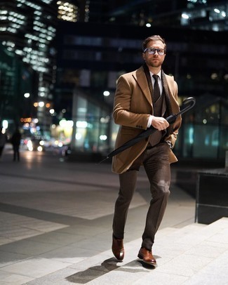 Какие костюмы-тройки носить с темно-коричневыми брогами