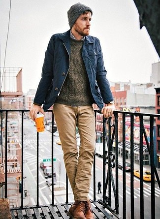 Какие брюки чинос носить с темно-коричневым вязаным свитером