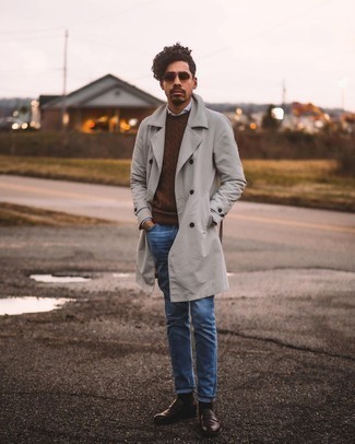 Как носить темно-коричневый вязаный свитер с темно-синими джинсами мужчине