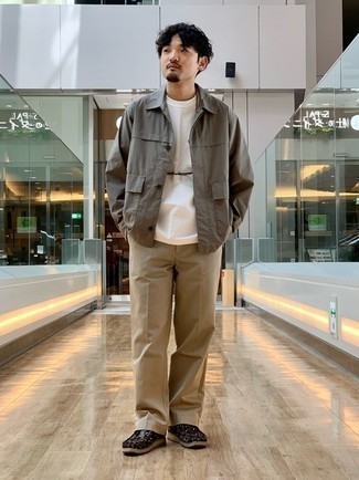 С чем носить темно-коричневые кожаные ботинки дезерты с камуфляжным принтом