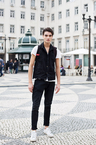 С чем носить темно-коричневый рюкзак из плотной ткани мужчине