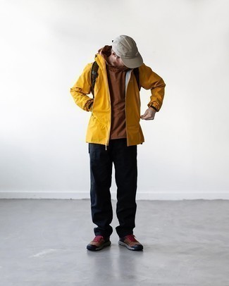 С чем носить темно-коричневый рюкзак из плотной ткани мужчине