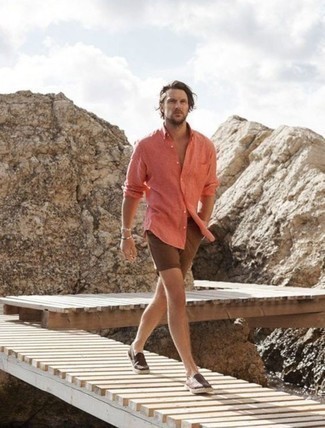 С чем носить темно-коричневые слипоны из плотной ткани мужчине