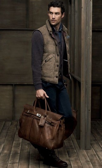 Как носить темно-коричневый кардиган с синими джинсами мужчине