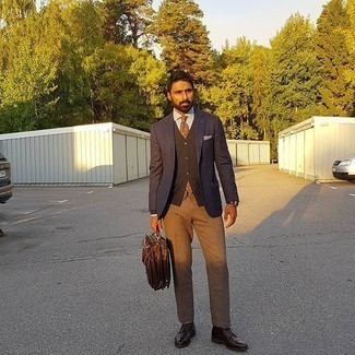 Как носить темно-коричневый кардиган с темно-синим пиджаком мужчине