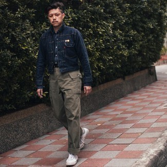 Какие джинсовые рубашки носить с темно-коричневыми брюками карго