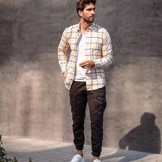 Какие низкие кеды носить с темно-коричневыми брюками карго