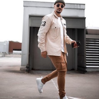 Какие низкие кеды носить с темно-коричневыми брюками карго