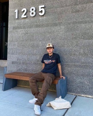 Какие низкие кеды носить с темно-коричневыми брюками карго