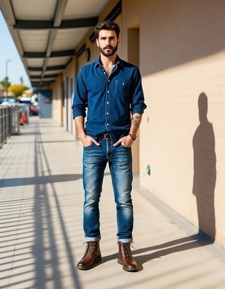 Какие джинсы носить с темно-коричневыми повседневными ботинками мужчине