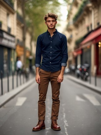 С чем носить темно-коричневые повседневные ботинки мужчине