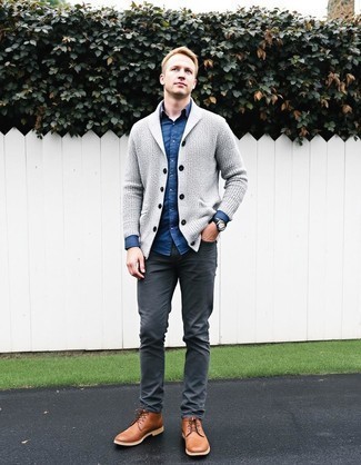 С чем носить темно-коричневые повседневные ботинки мужчине