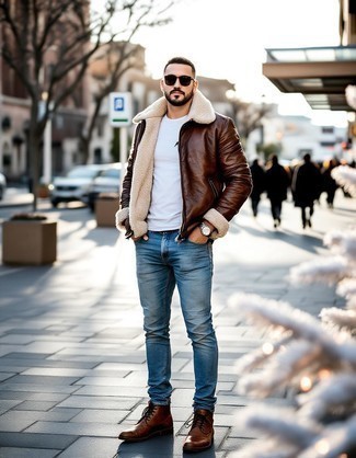 Какие короткие дубленки носить с темно-коричневыми повседневными ботинками мужчине