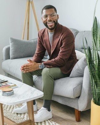 С чем носить темно-коричневый пиджак в клетку мужчине