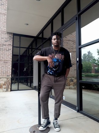 С чем носить темно-коричневые брюки чинос в клетку