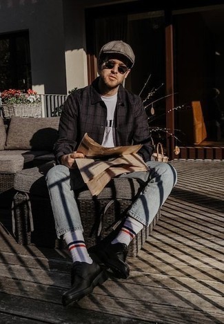 С чем носить темно-коричневую рубашку с длинным рукавом в клетку мужчине