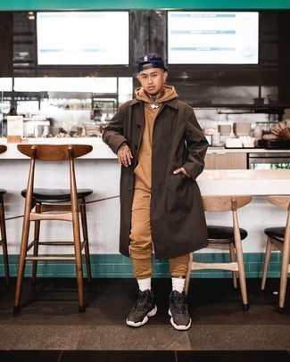 С чем носить темно-коричневый дождевик в клетку мужчине