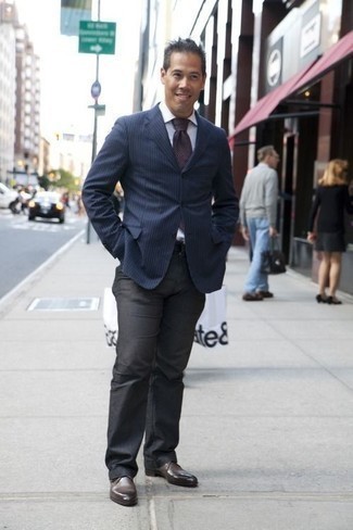 С чем носить темно-коричневый галстук в клетку мужчине