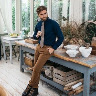 С чем носить темно-коричневый галстук в клетку мужчине